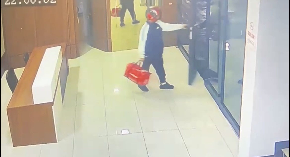 Kurye kılığıyla girdiler, silahla alıkoydular