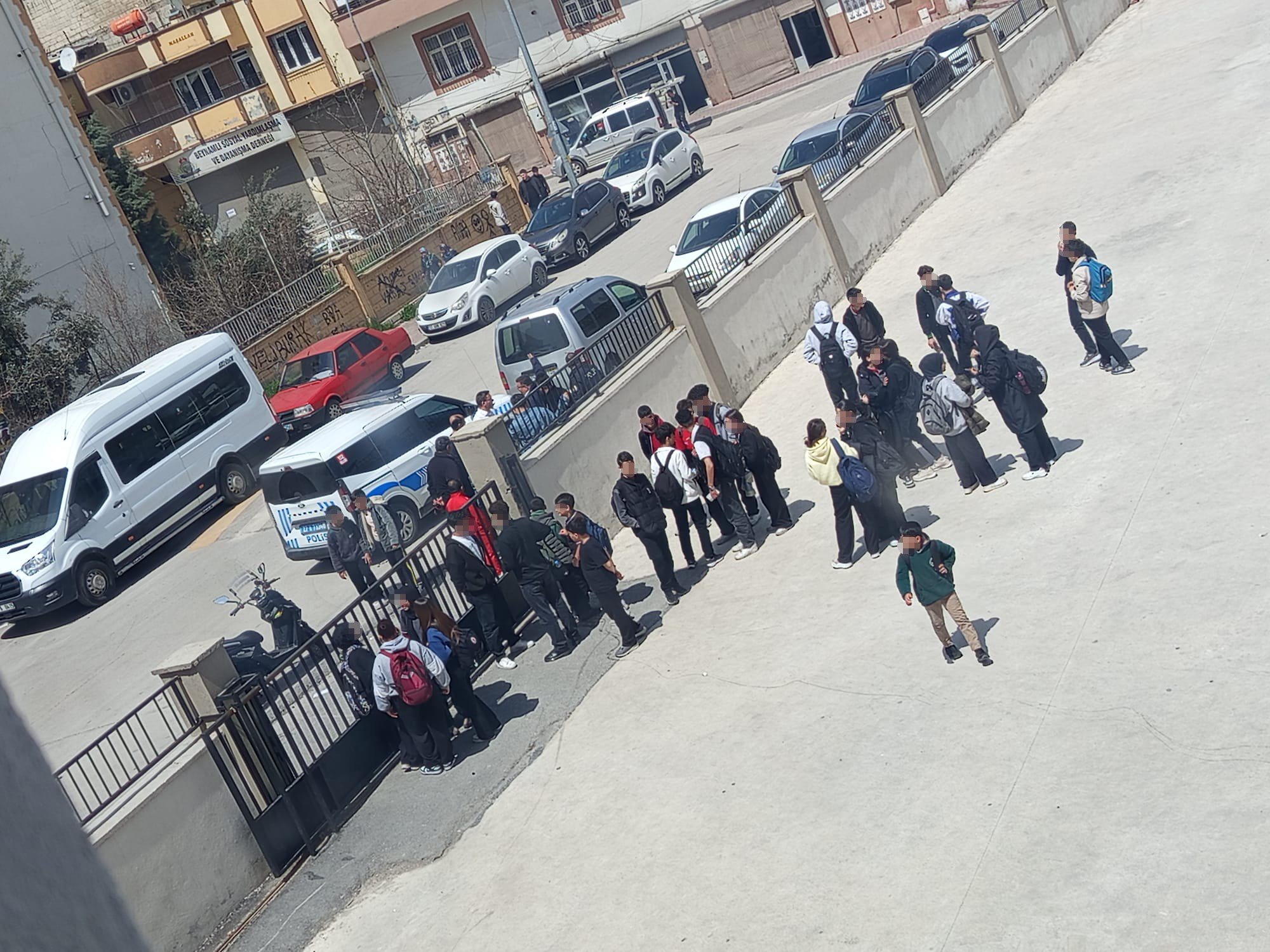 Lise önünde kurusıkı tabancalı saldırı paniği