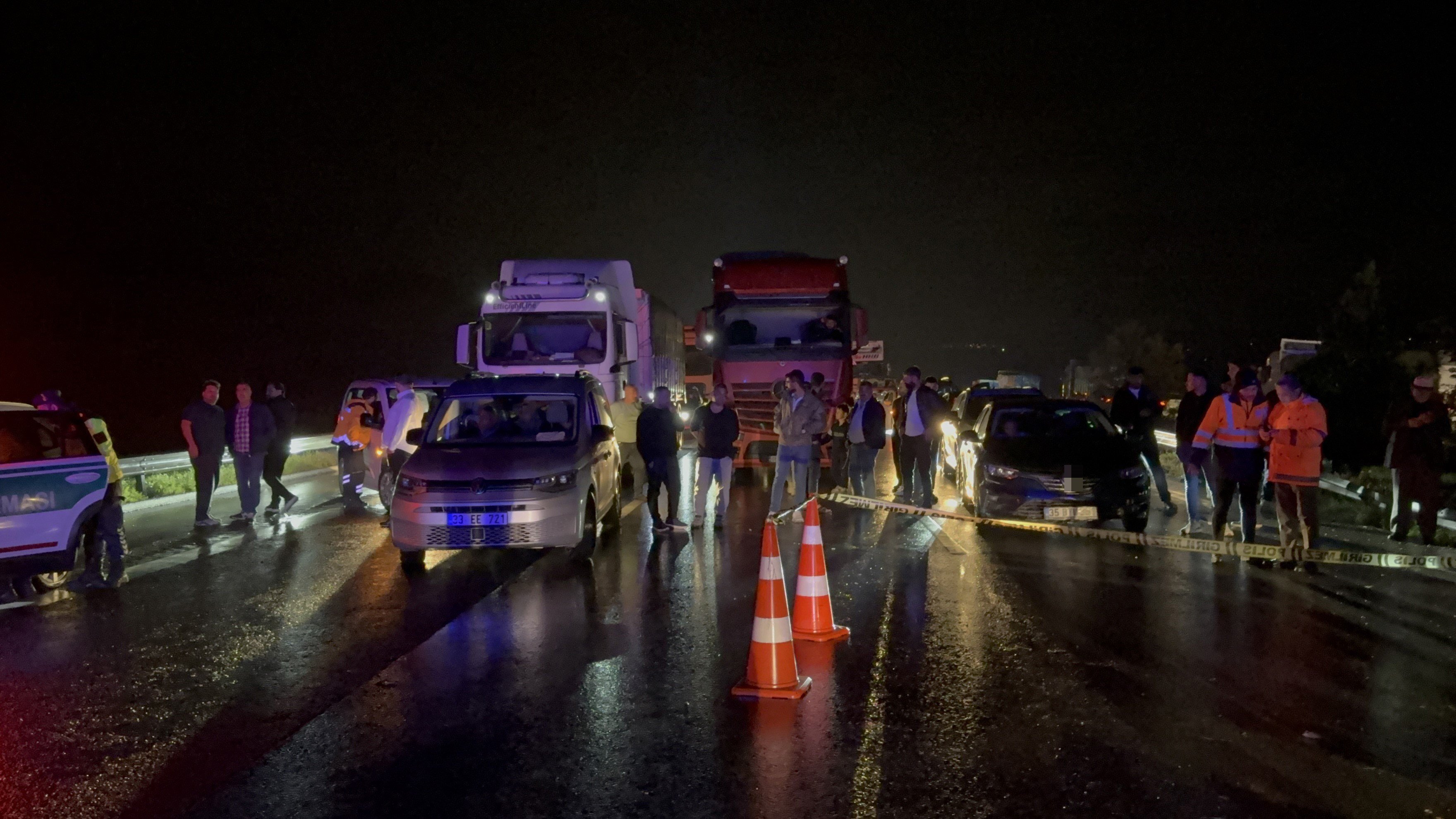 Tarsus-Adana-Gaziantep Otoyolu’nda kamyonet tırla çarpıştı