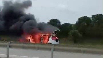 Seyir halindeki otomobil alev aldı