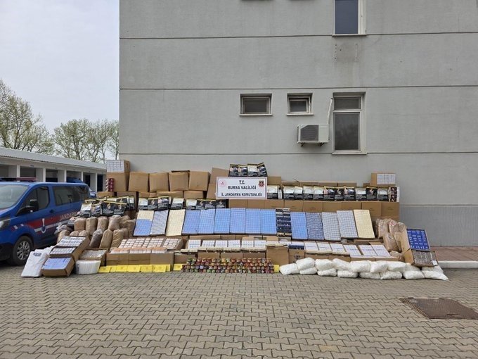 Kaçak tütün baskını: Depo ve araçlardan servet çıktı