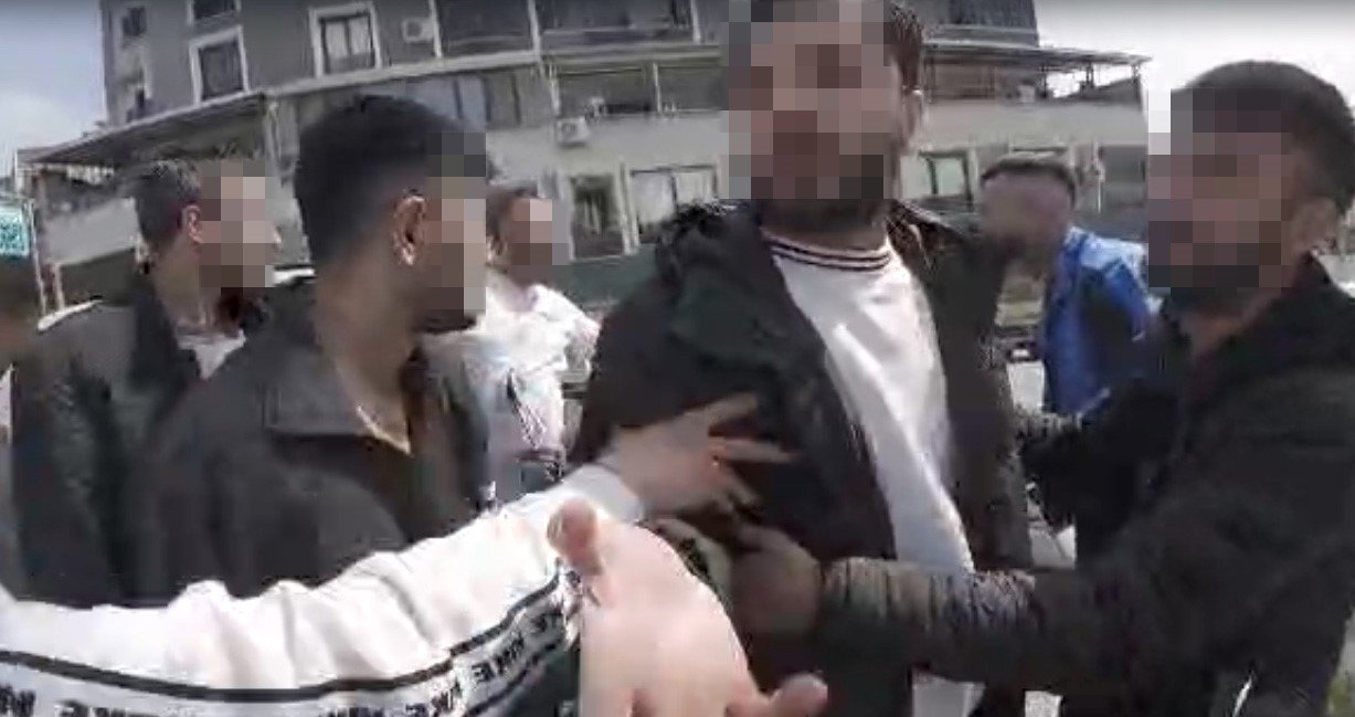 Korna çaldı, darp edildi: Trafik magandaları kamerada