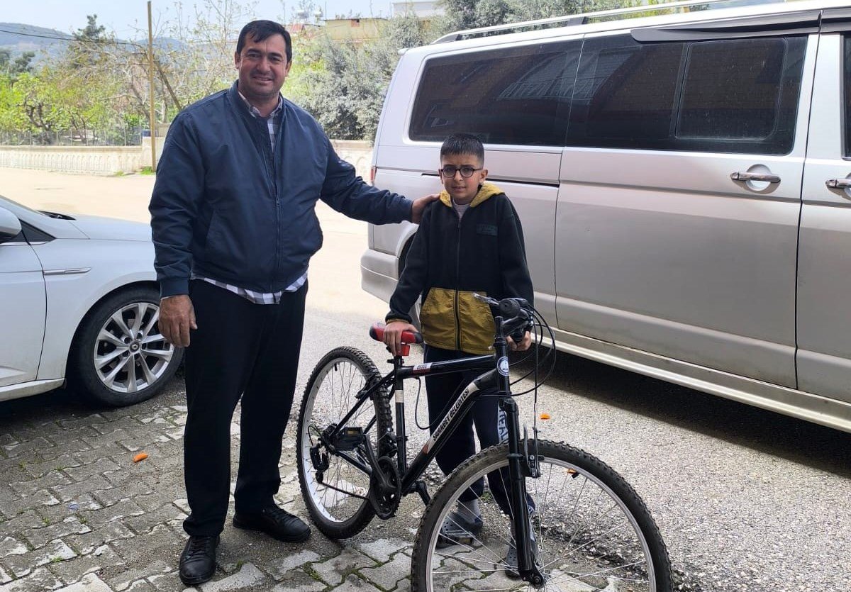 Ödülünü depremzede çocuğa hediye etti