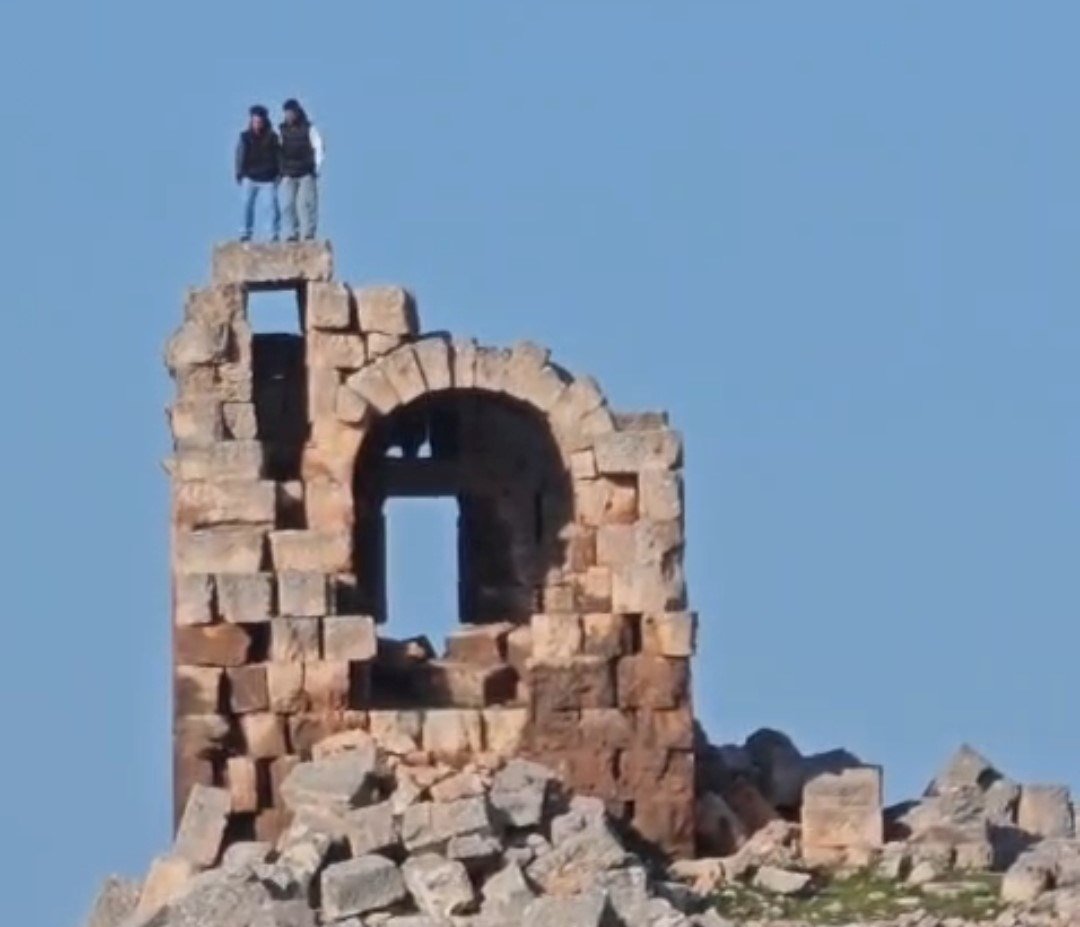 Tarihi yapıda tepki çeken halay