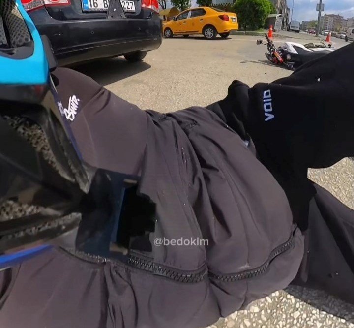 Motosiklet otomobile çarptı... O anlar kask kamerasına yansıdı