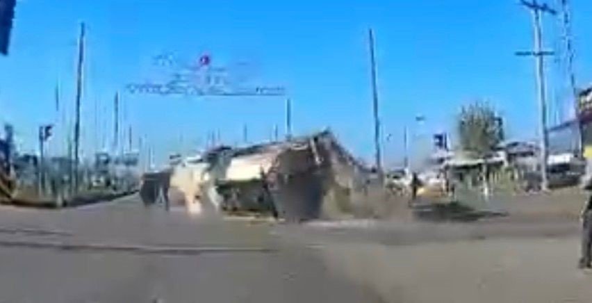 Kavşakta kontrolden çıkan tır devrildi