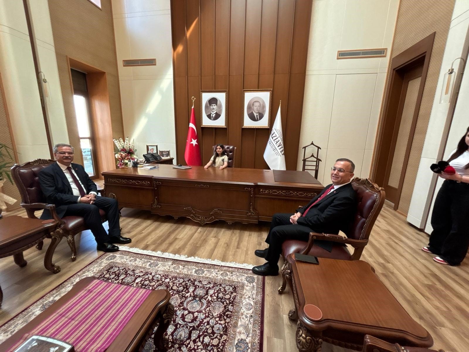 Vali Kemal Çeber, koltuğunu Eylül Lina Yıldız'a devretti