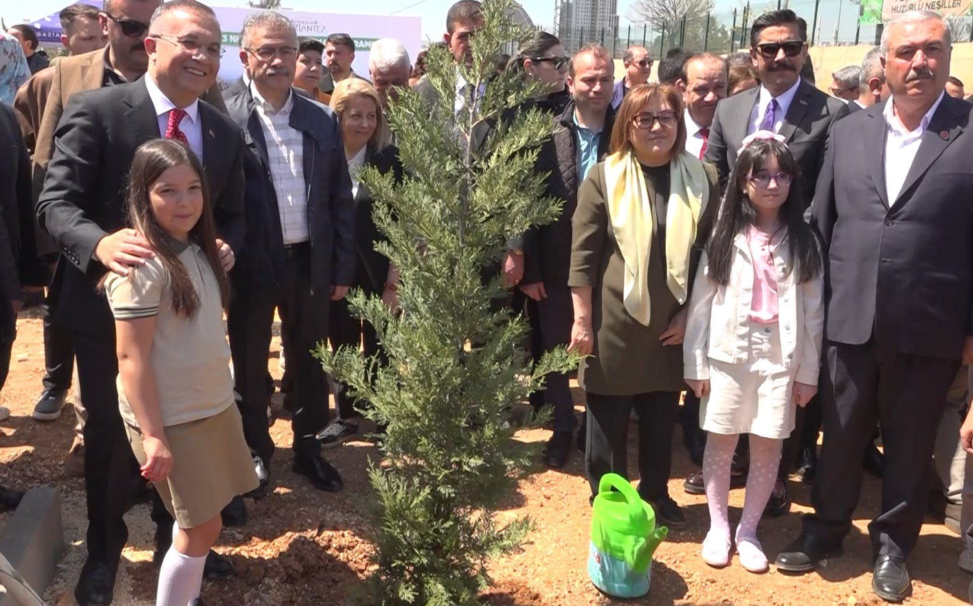 Gaziantep'te 23 Nisan'da fidanlar toprakla buluşturuldu