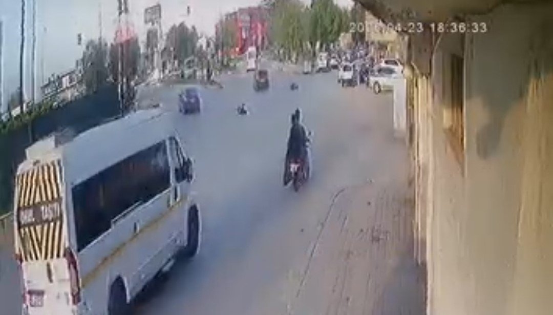 Otomobil çarptı, elektrikli bisiklet ikiye bölündü