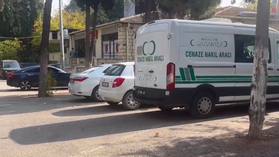 Gaziantep'te otomobil tıra arkadan çarptı