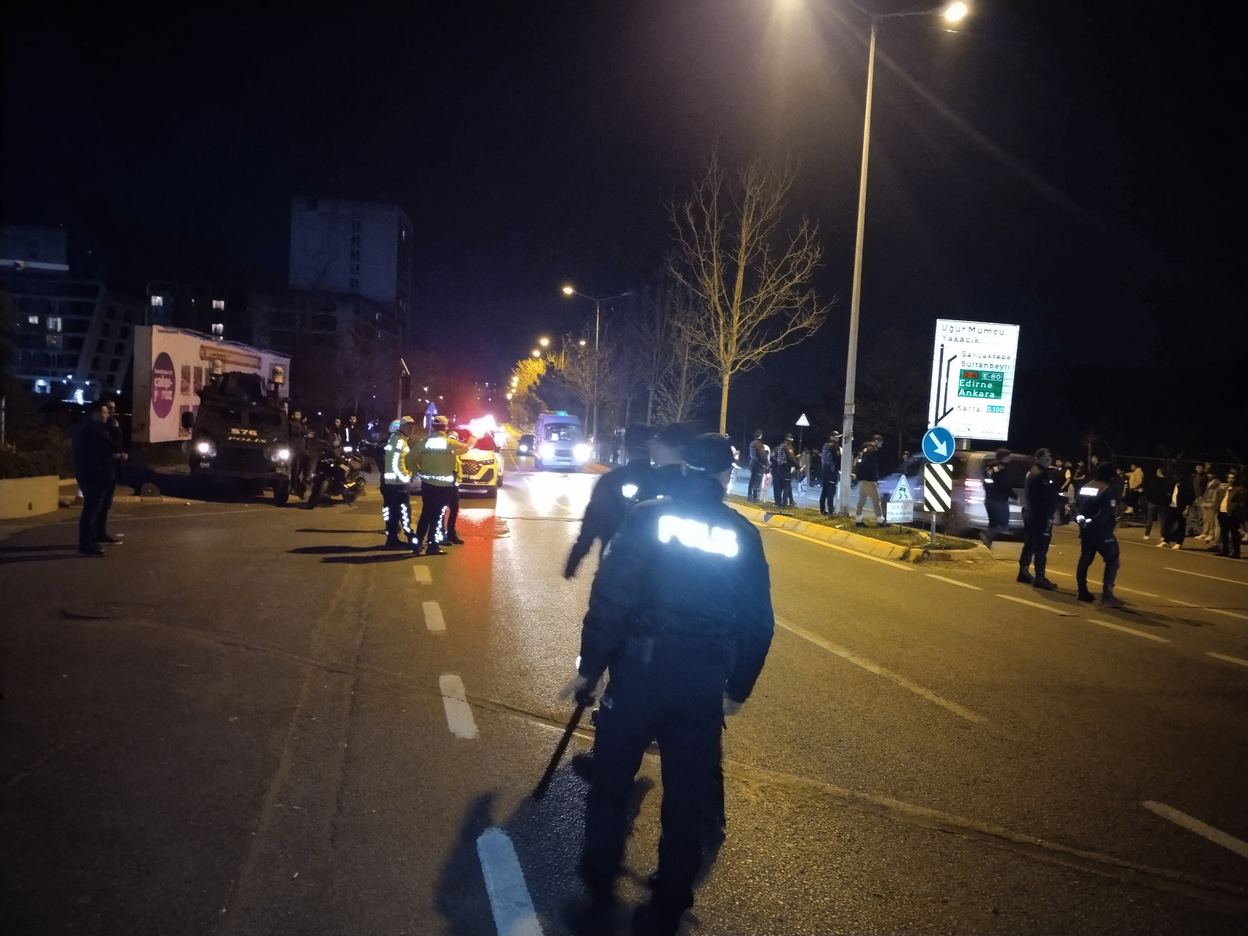 Fenerbahçeli taraftarlar takım otobüsünü taşladı