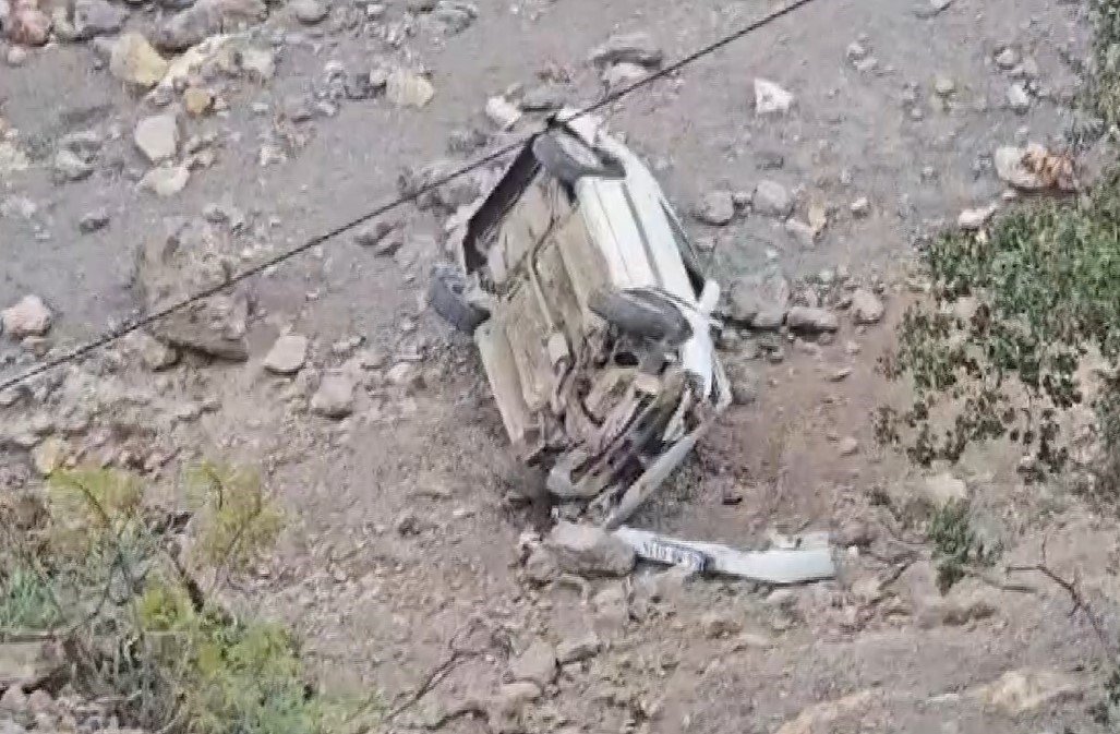 Gaziantep'te otomobil dere yatağına uçtu, sürücü yaralandı