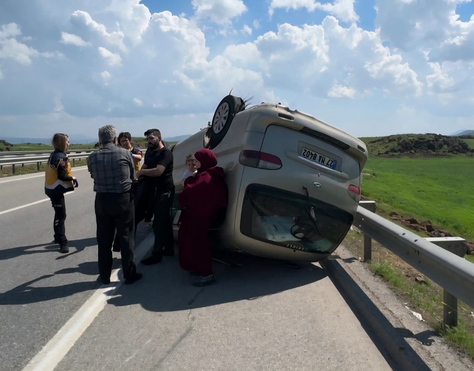 Gaziantep'te lastiği patlayan minibüs takla attı