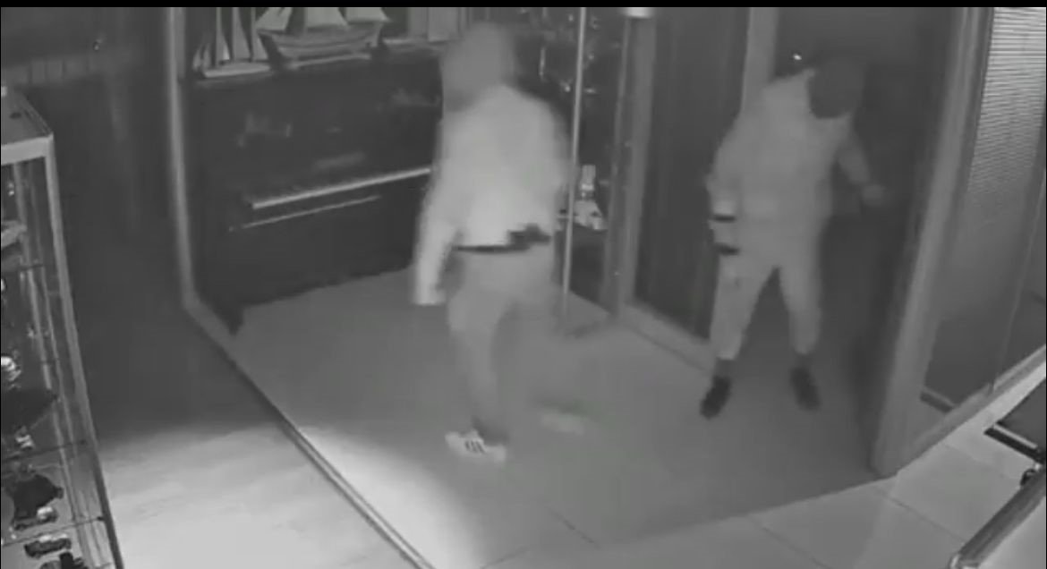 Maskeli beşler girdikleri işletmelerde çelik kasaları böyle patlattı...