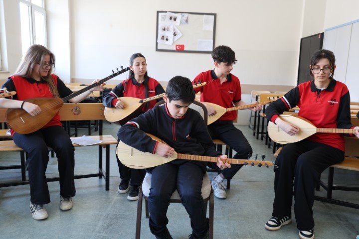 Gözleri görmeden hissederek çalıyor