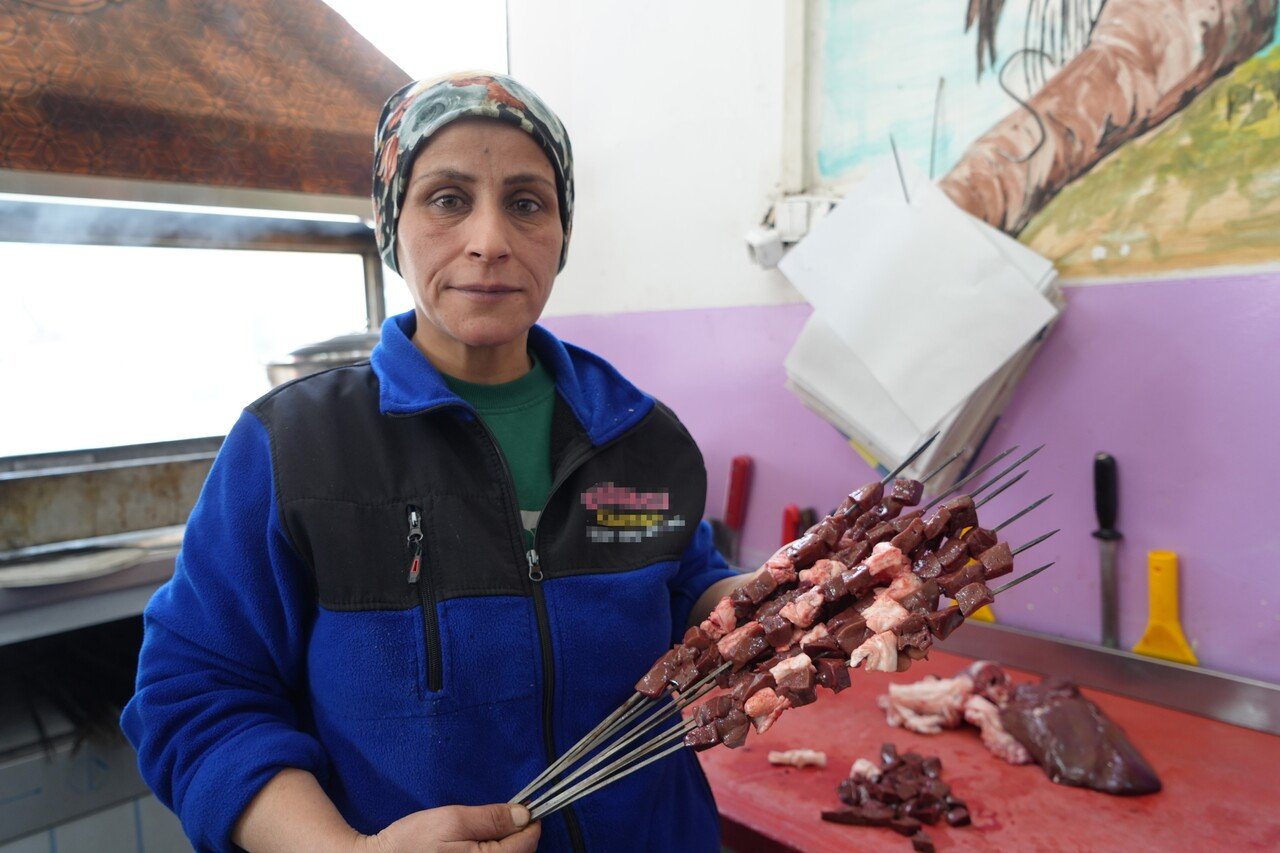 Gaziantep'in kadın ciğer ustası müşterilerden tam not alıyor