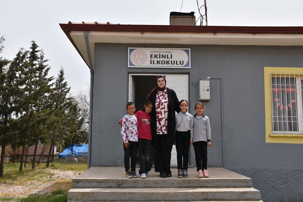 Köy okulunda 4 öğrencisini geleceğe hazırlıyor