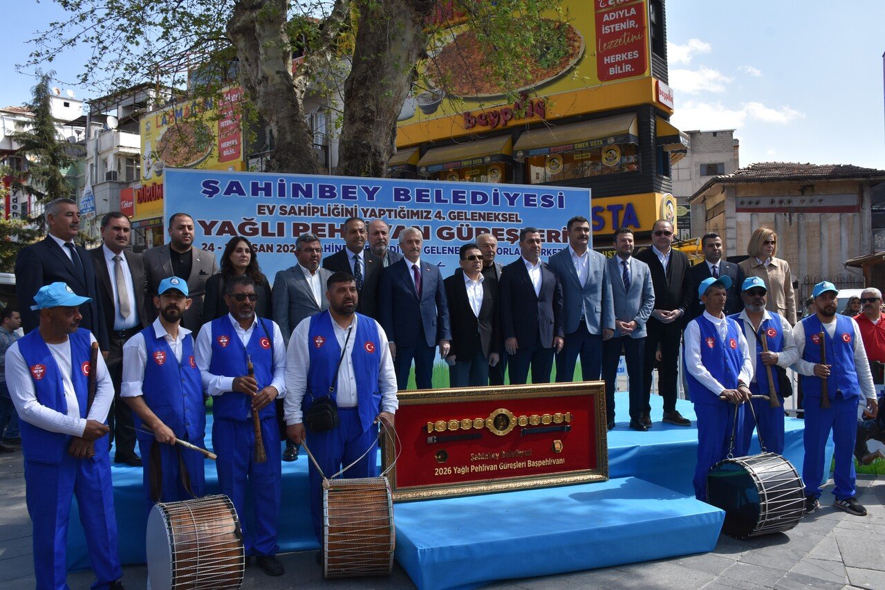 Geleneksel yağlı güreş müsabakaları kortejle başladı