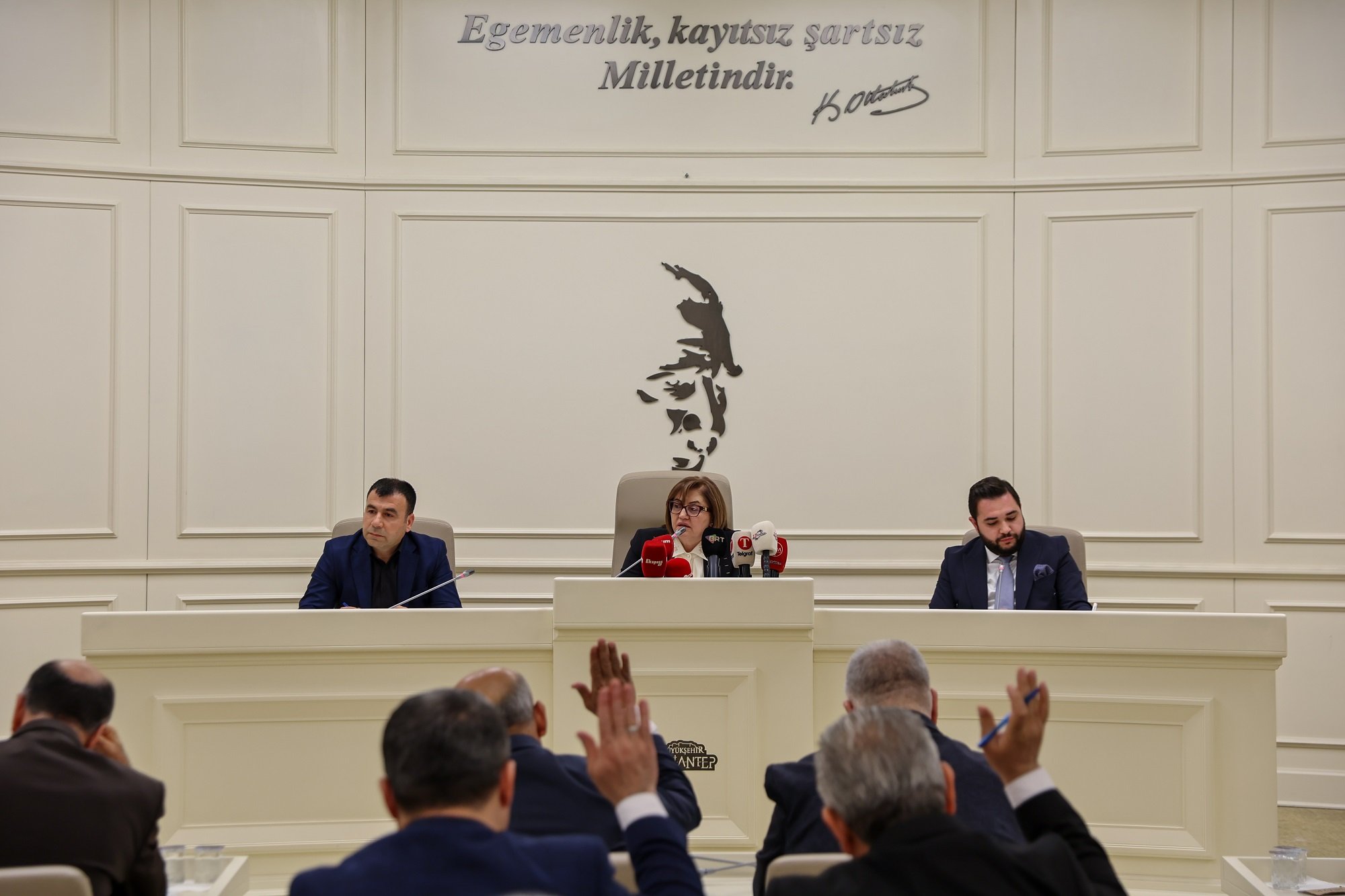 BÜYÜKŞEHİR MECLİSİ'NDE BAKAN TEKİN'E PAYE, ÇİFTÇİYE DESTEK!