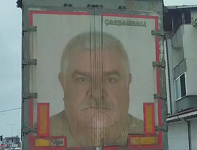 TIR’IN ARKASINA KENDİ FOTOĞRAFINI KOYDU