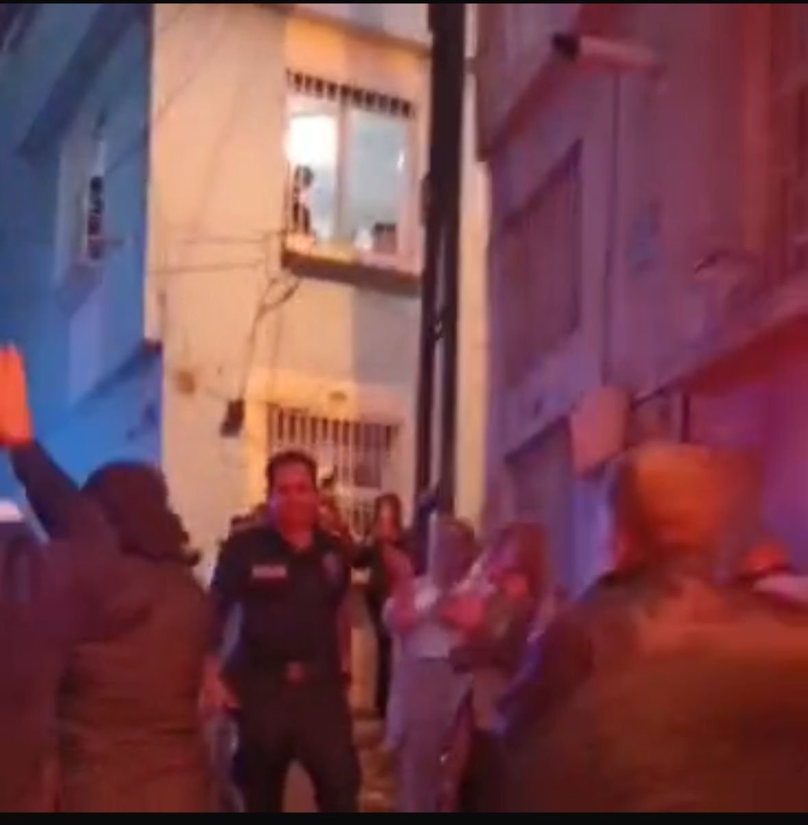 İhbar Üzerine Gittiler, Pasta Kestiler