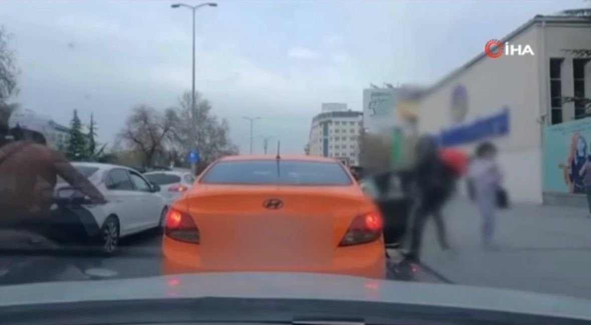 Elektrikli scooter sürücüsü, kapısı açılan taksiye çarptı