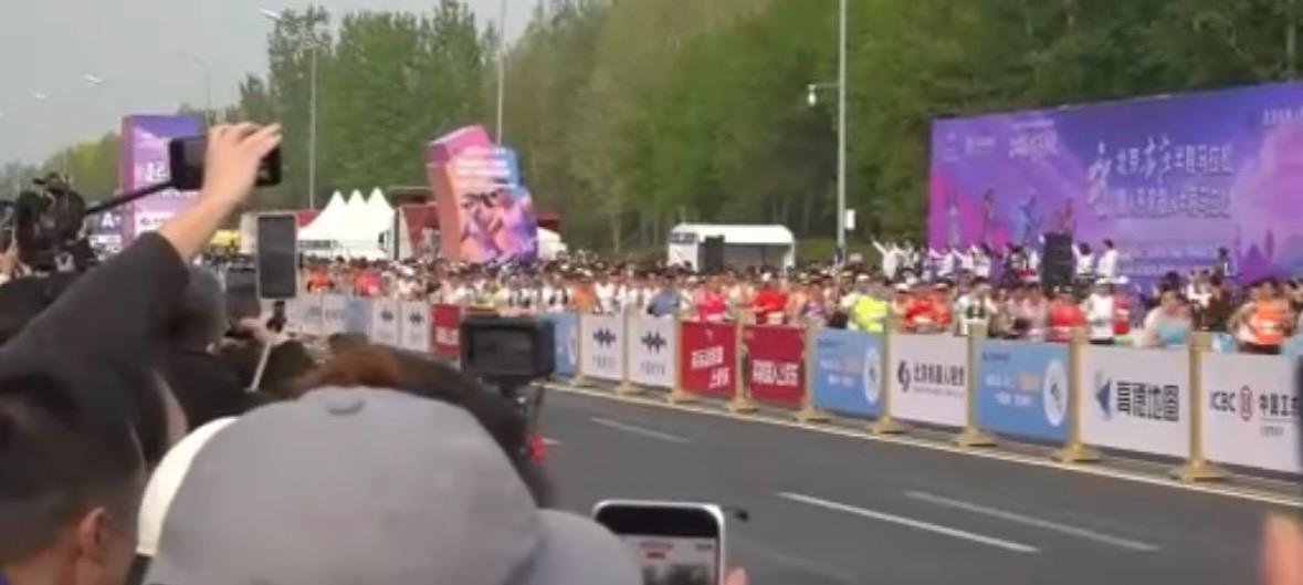 Çin'deki yarı maratonda insan-robot yarışı