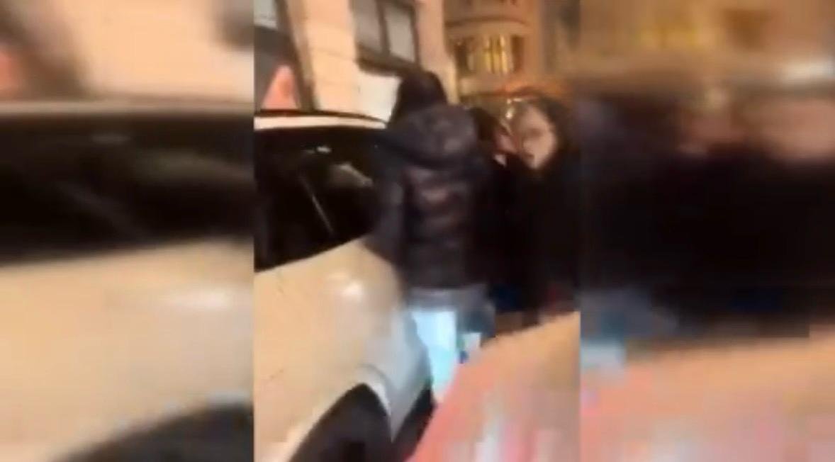 Araç sürücüsü yayaların arasına daldı