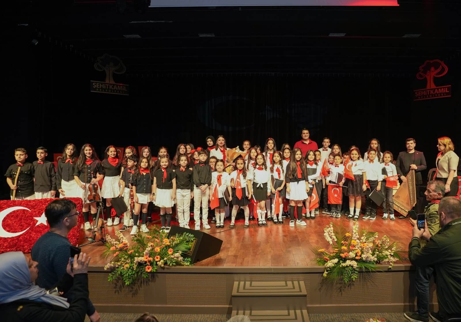 ŞEHİTKAMİL ÇOCUK ORKESTRASINDAN COŞKULU 19 MAYIS KONSERİ