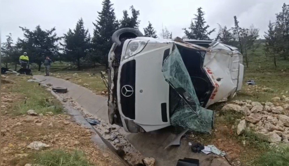 Gaziantep'te kontrolden çıkan işçi servisi şarampole uçtu