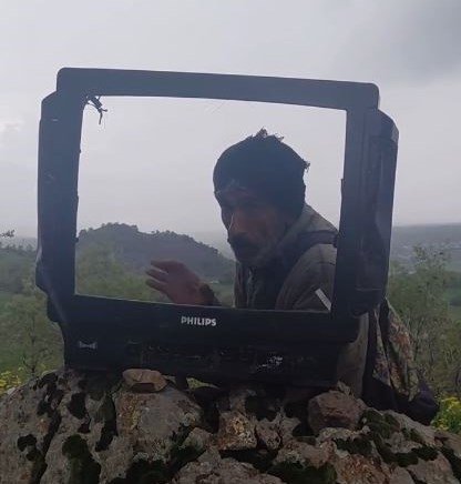 Çoban, kırık televizyonla hava durumu sunup doluya karşı uyardı