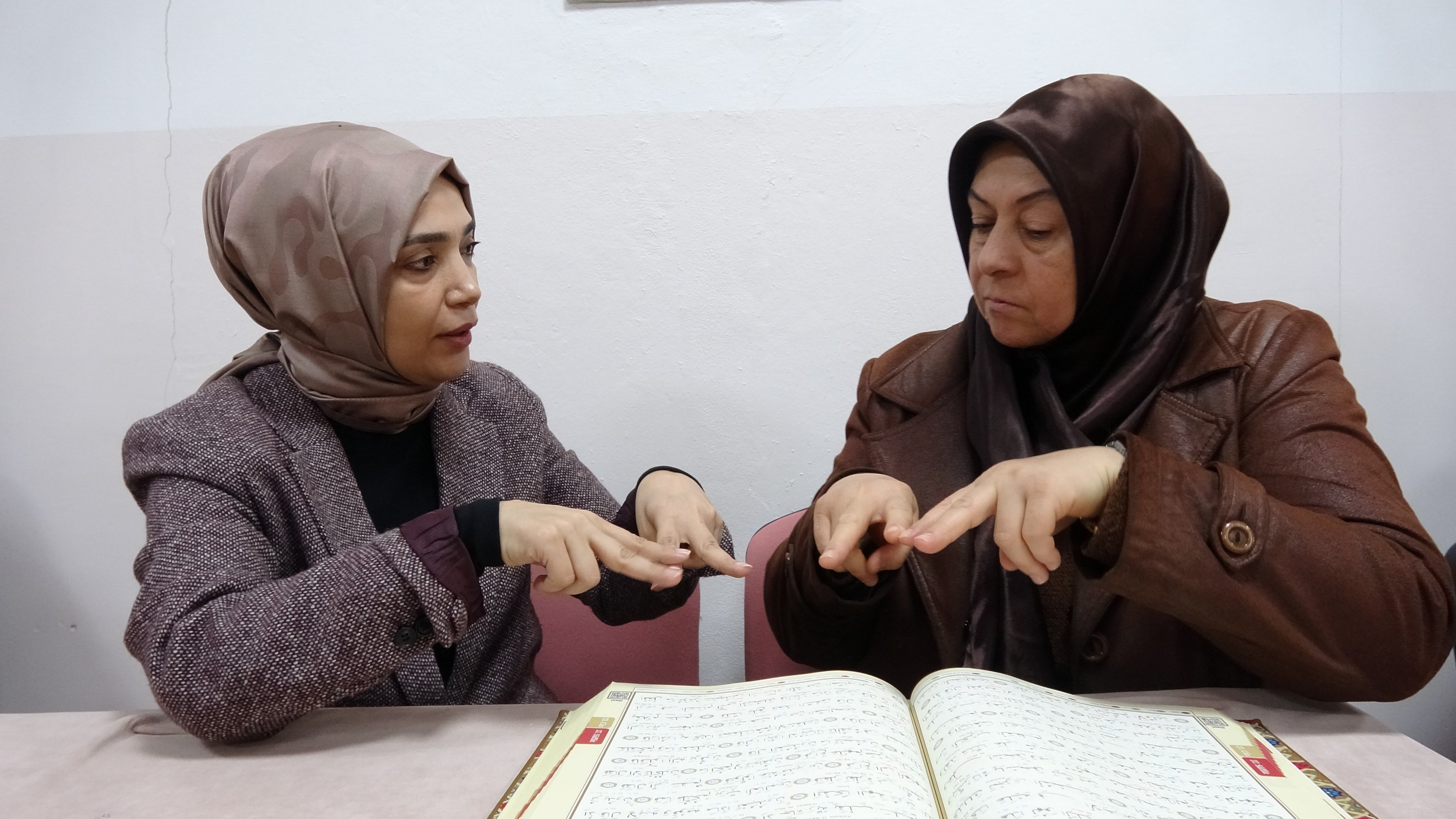 İşitme engelli kadın Kur'an-ı Kerim'i işaret diliyle öğrendi