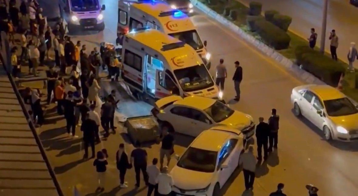 Gaziantep'te ambulansın karıştığı zincirleme kazada 3 kişi yaralandı