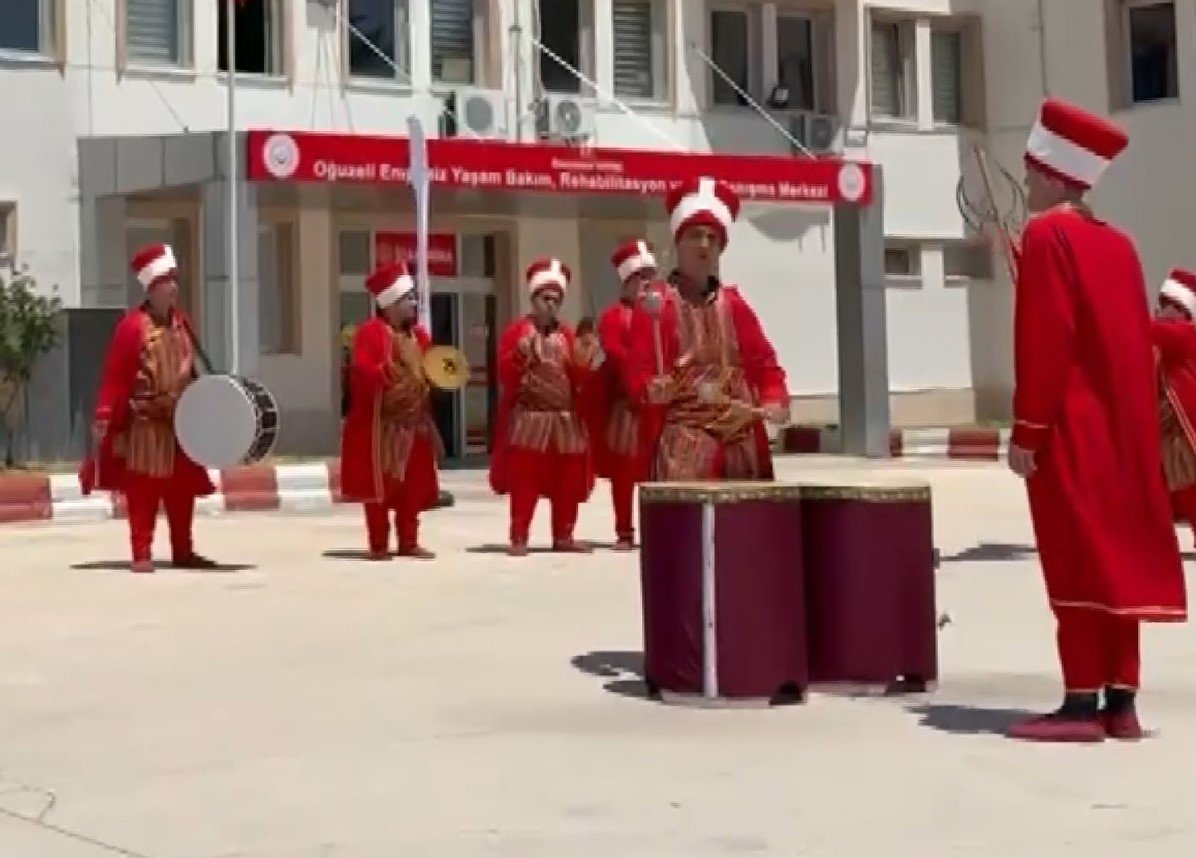 Özel bireylerden oluşan mehteran takımından özel performans