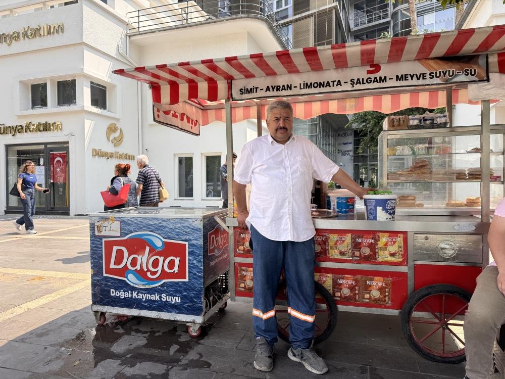 1 Mayıs'ta çalışan seyyar satıcı: "İşçi bayramında en çok işçiler çalışıyor"