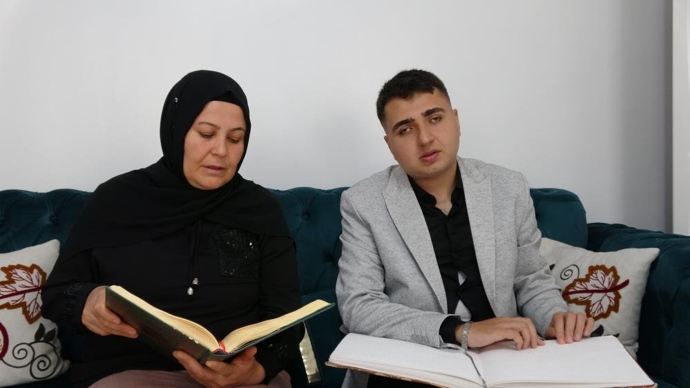 Görme engelli oğlunun eğitimi için Braille alfabesini öğrendi
