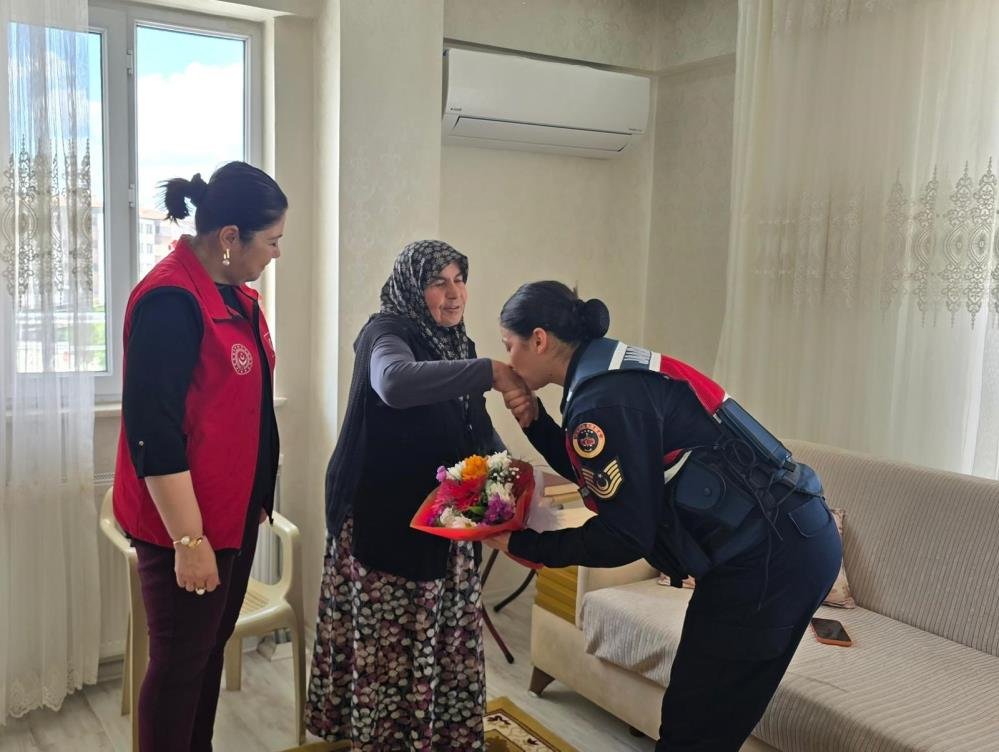 Jandarmadan şehit annelerine anneler gününde anlamlı ziyaret