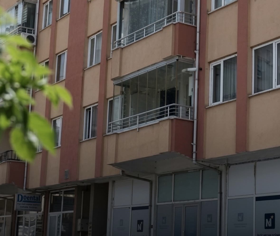 Üniversite öğrencisi yarı çıplak ikinci kattan atladı