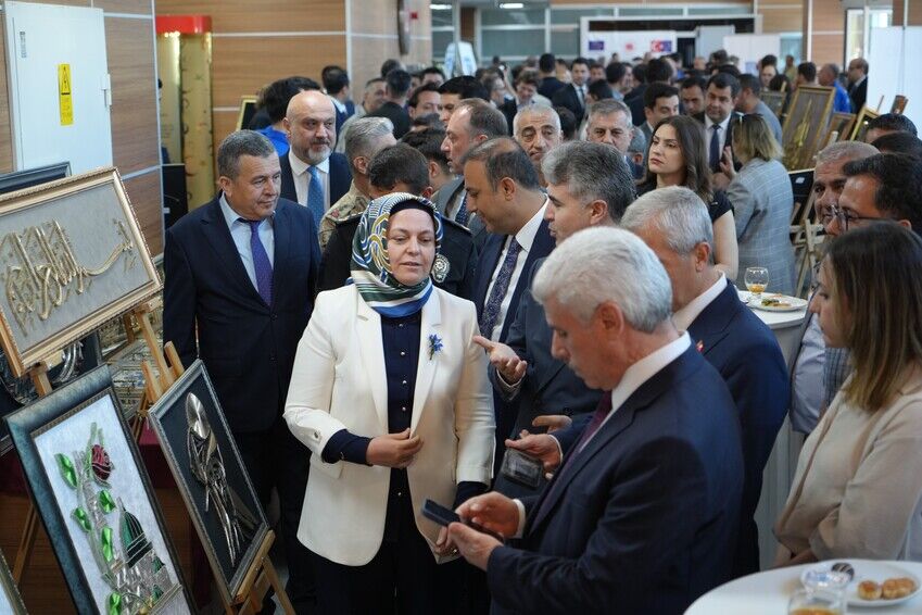 Aw716497 06 (1)