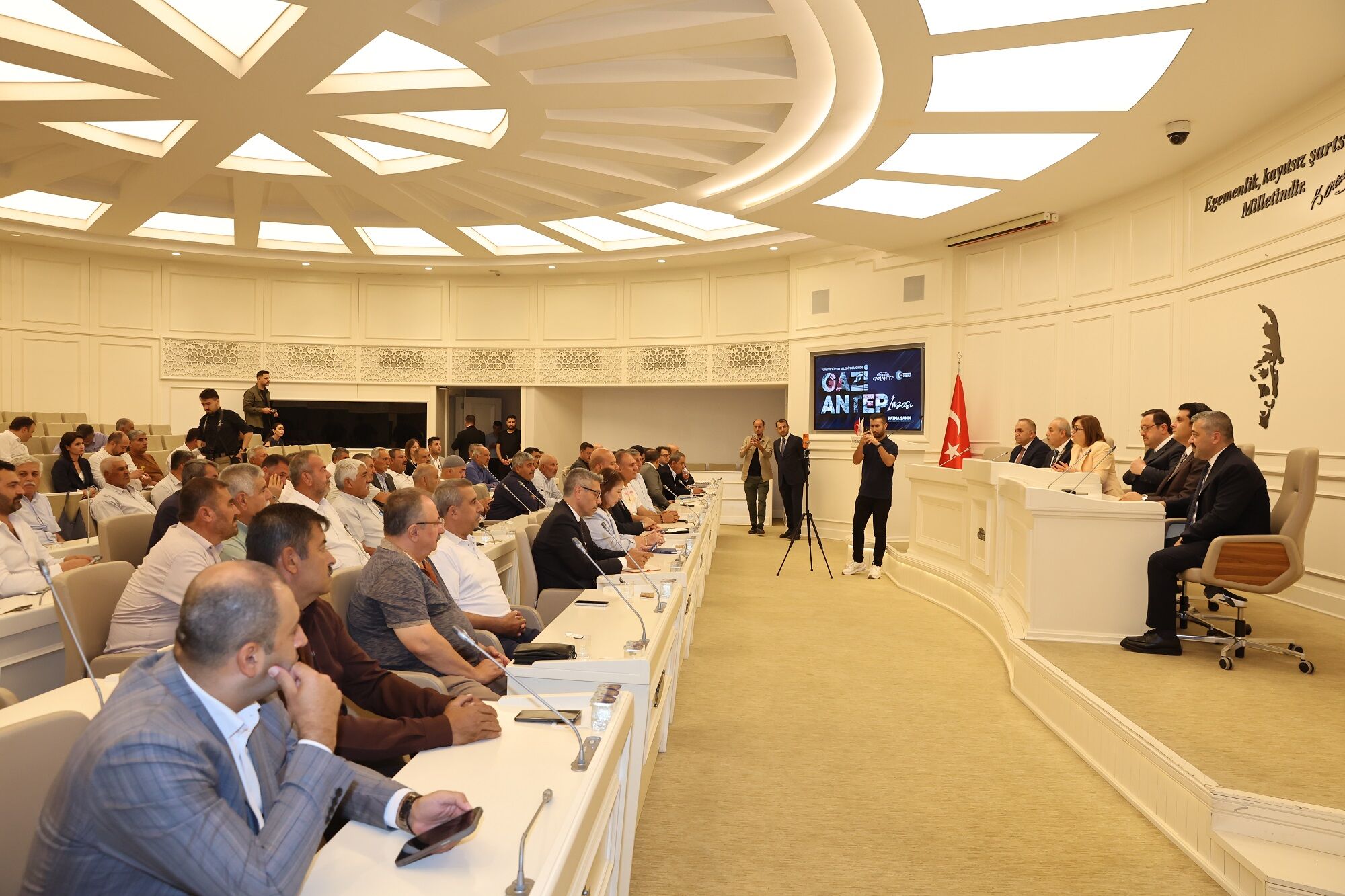 Başkan Şahi̇n, Şehi̇tkami̇l Muhtarlariyla Bi̇r Araya Geldi̇ (3)