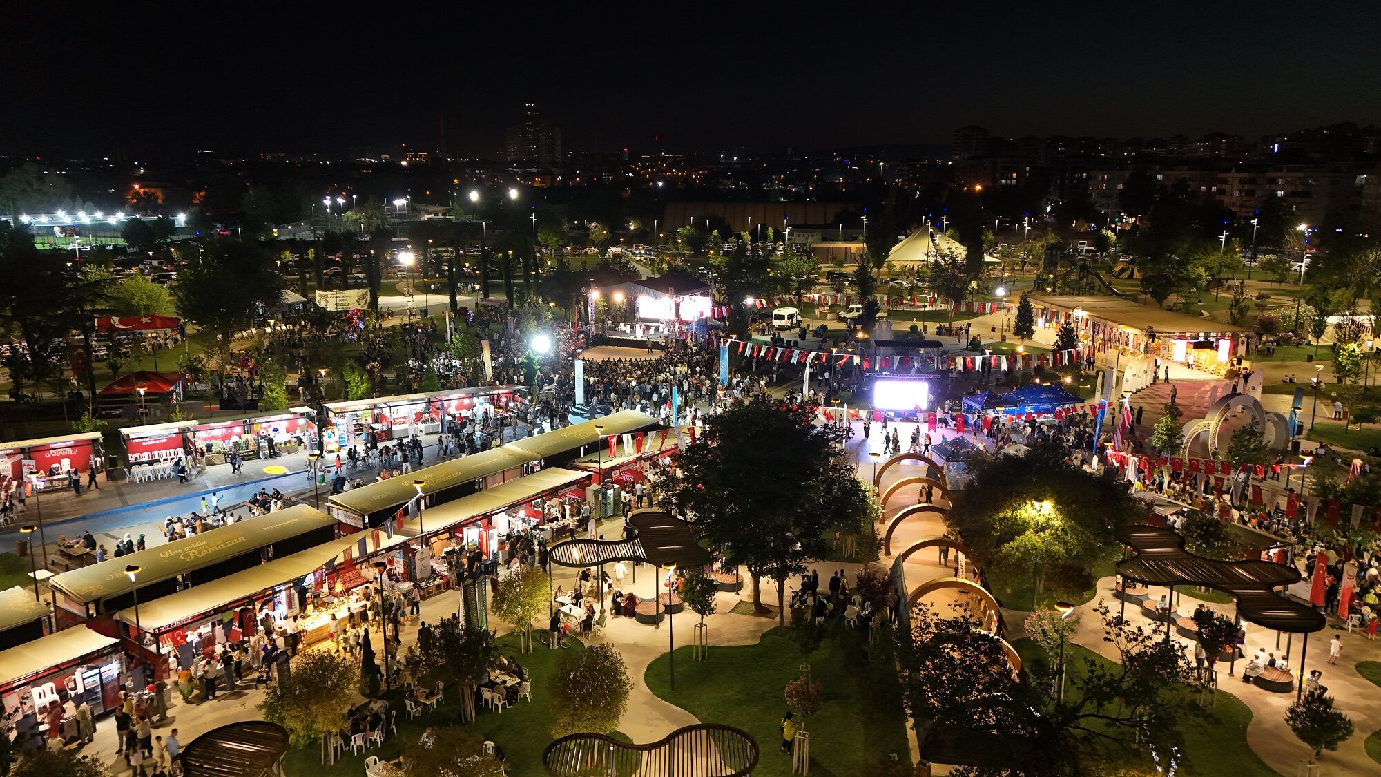 Hemşehri̇ Dernekleri̇ Festi̇vali̇ Renkli̇ Görüntülerle Açildi (1)