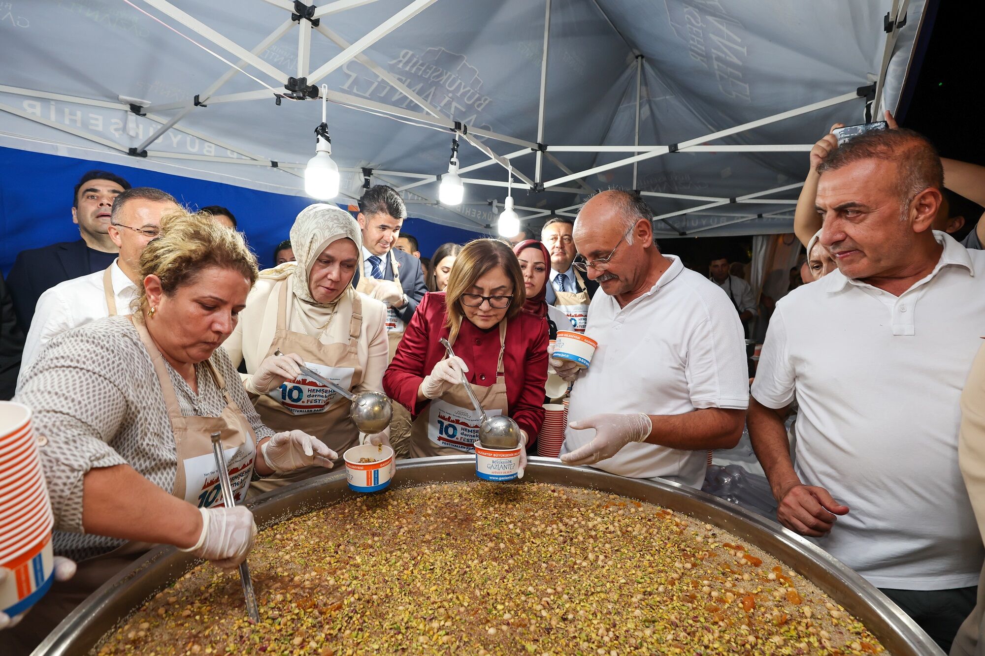 Hemşehri̇ Dernekleri̇ Festi̇vali̇ Renkli̇ Görüntülerle Açildi (12)