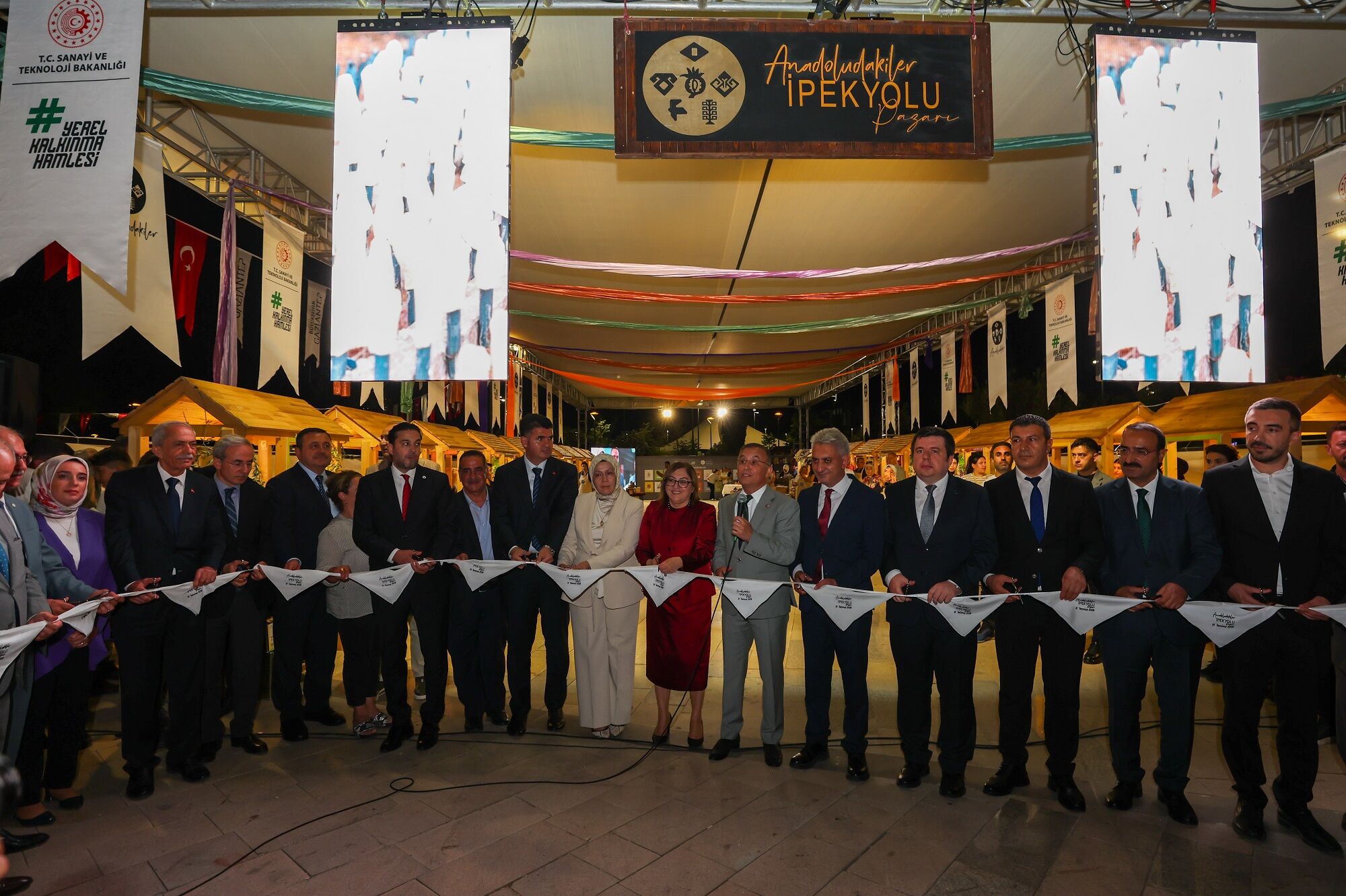 Hemşehri̇ Dernekleri̇ Festi̇vali̇ Renkli̇ Görüntülerle Açildi (9)