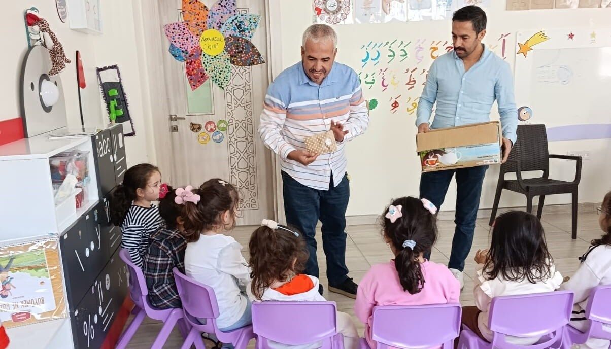 Gaziantep'te çocuklar için etkinlik yapılarak hediye dağıtıldı