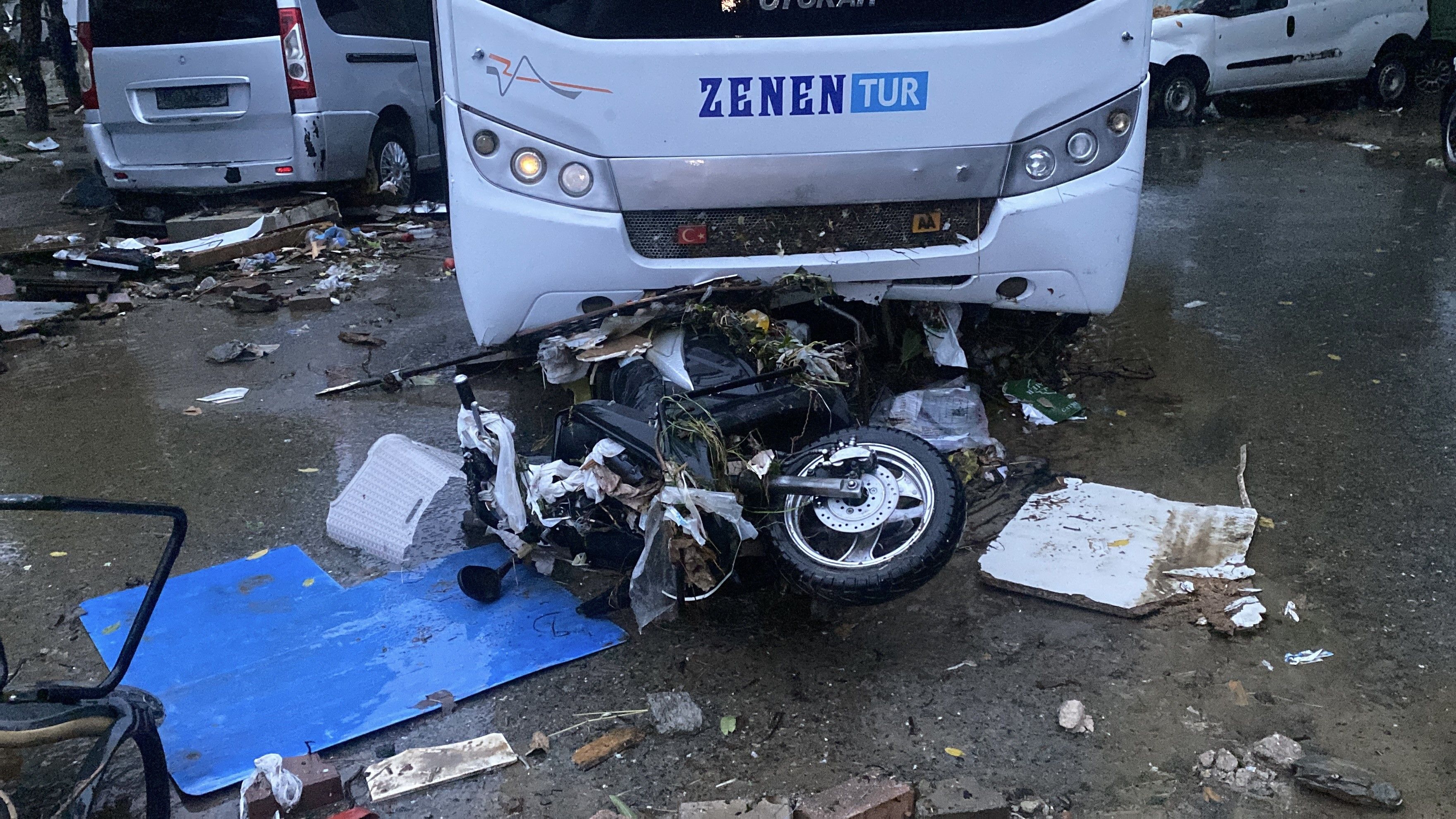 Selin vurduğu Ayazağa’da hasar, gün ağarınca ortaya çıktı