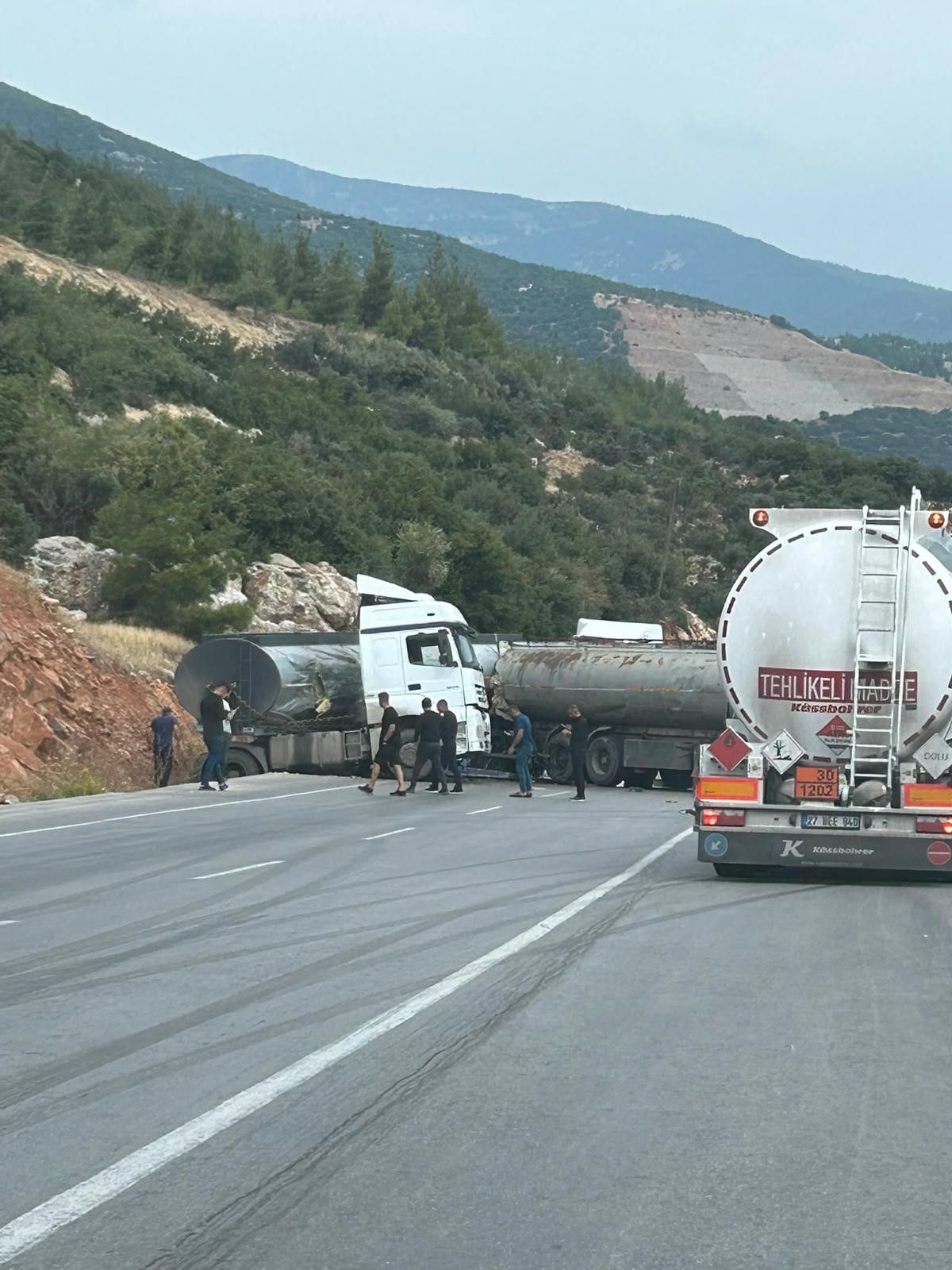 Gaziantep'te 2 tanker çarpıştı: Sürücüler yaralandı