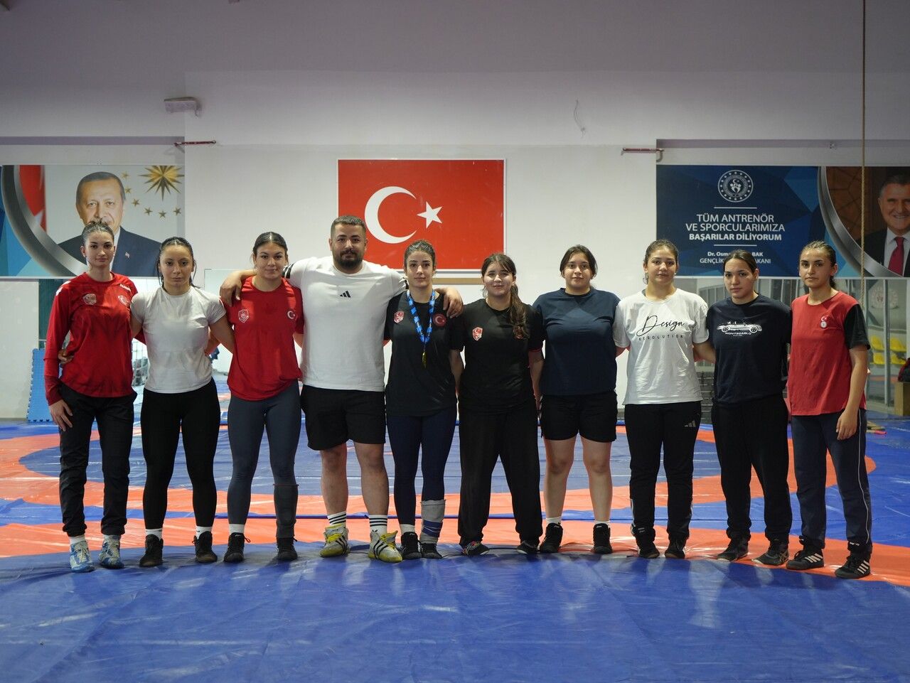 Babasının karşı çıktığı güreşte Balkan şampiyonu oldu